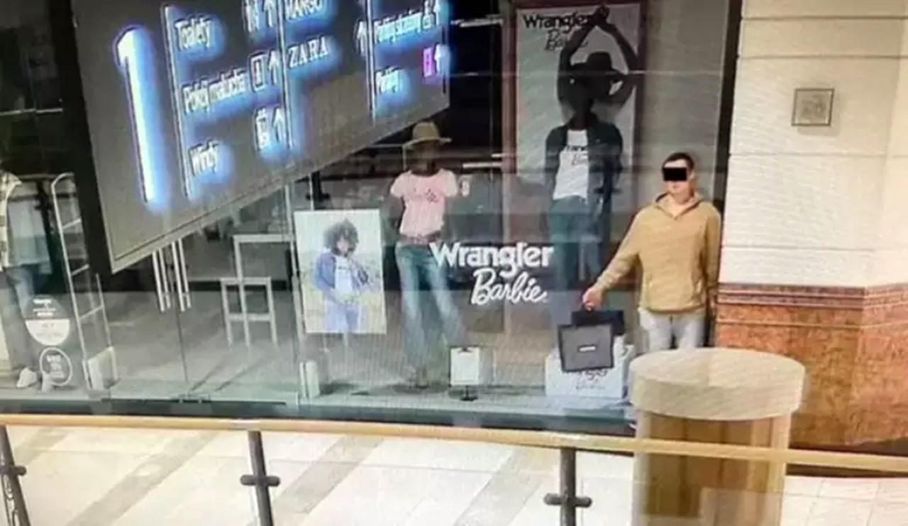 Homem é preso após fingir ser manequim para assaltar loja