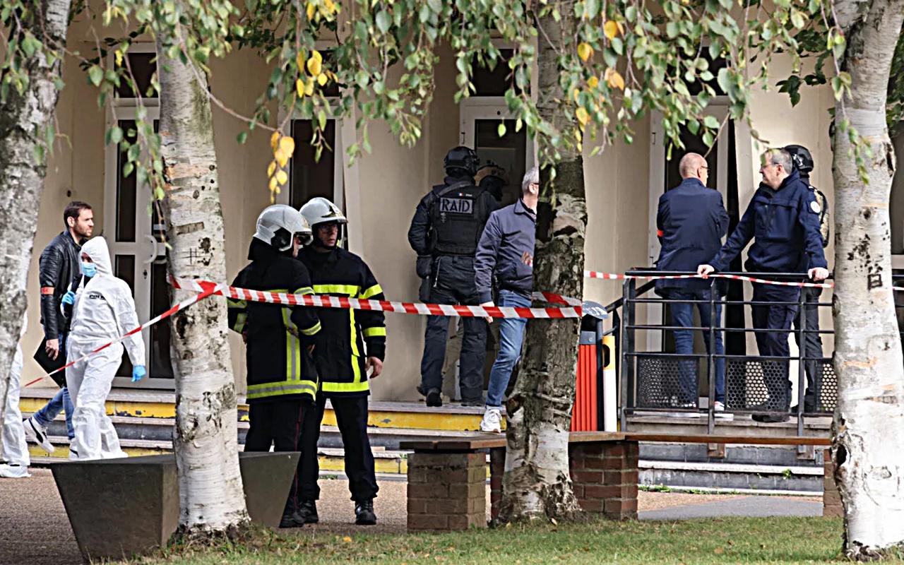 Professor é morto a facadas na França; polícia suspeita de terrorismo