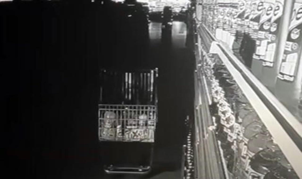 VÍDEO: câmera flagra carrinho andando sozinho por supermercado; VEJA