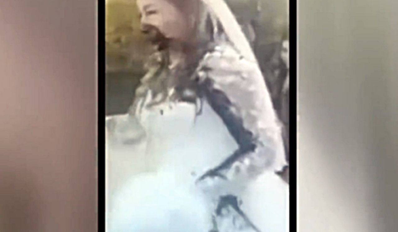 VÍDEO: mulher entra no casamento do ex e joga fezes na noiva durante cerimônia