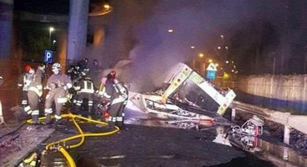 VÍDEO: ônibus cai de ponte e deixa ao menos 21 mortos