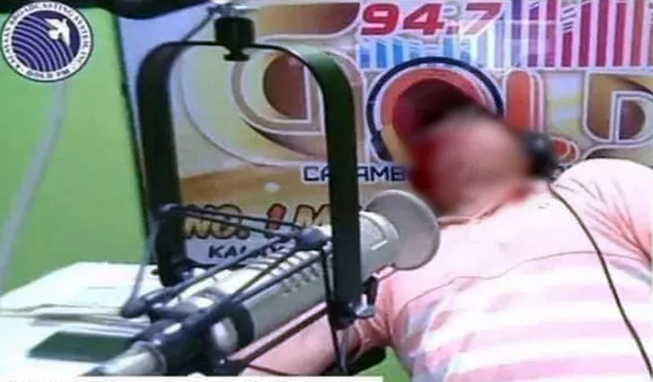 VÍDEO: Locutor de rádio é morto a tiros em casa enquanto transmitia seu programa 