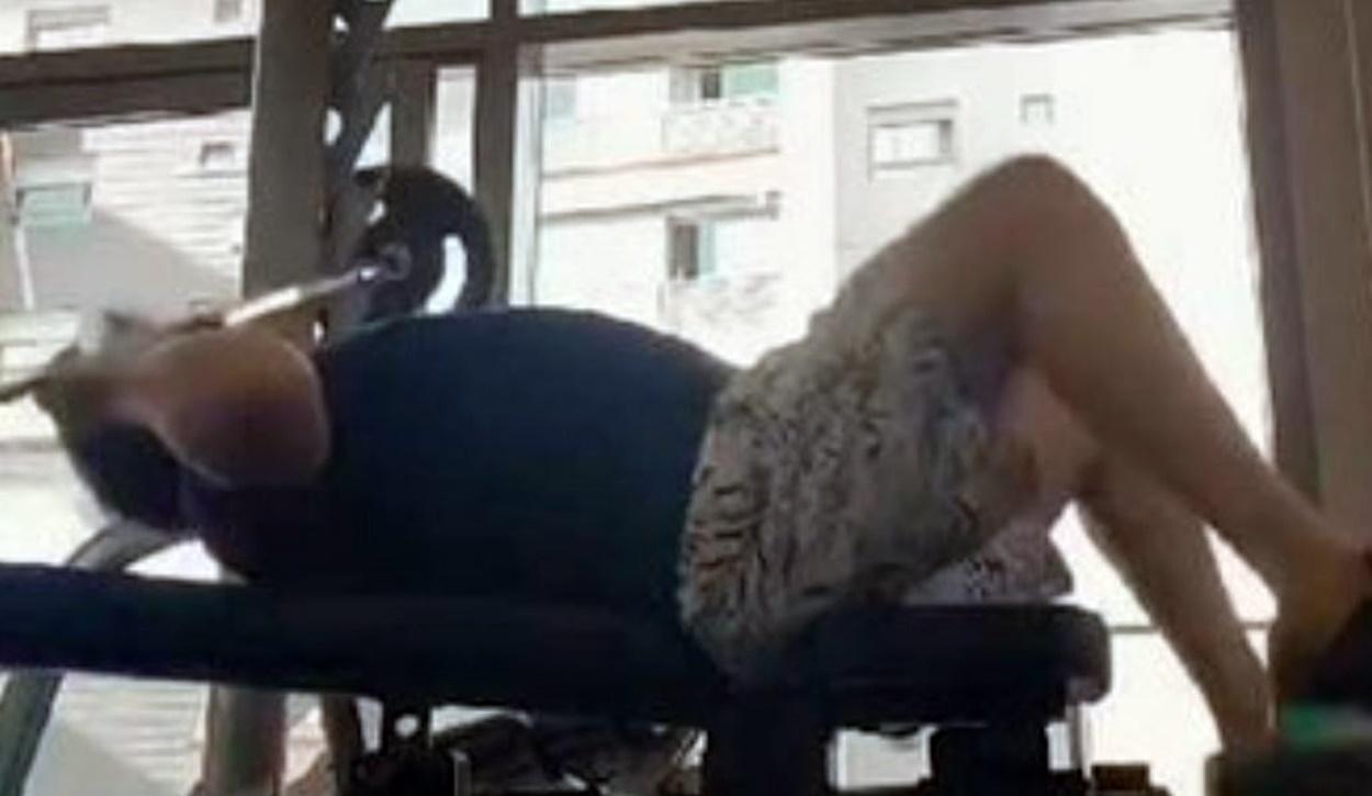 VÍDEO: cantor do ‘Calcinha Preta’ sofre acidente com barra de ferro em academia