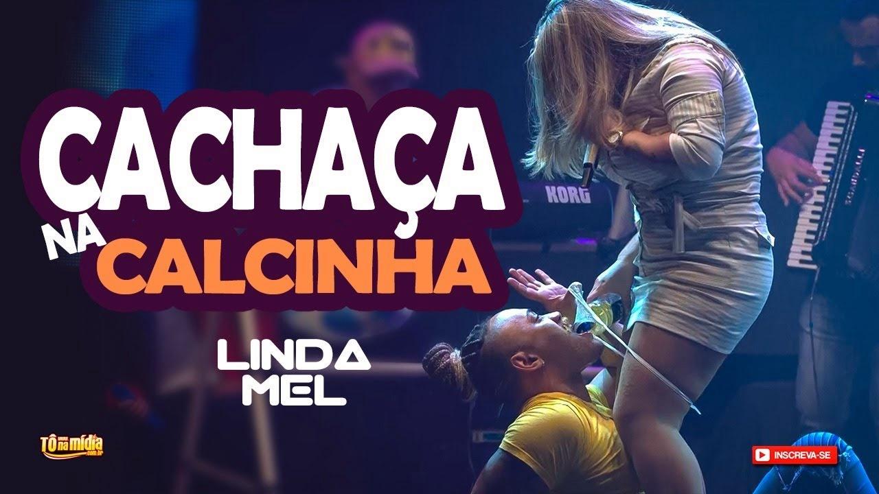 Vídeo: ‘Pinga bem servida’: Cantora serve cachaça na própria calcinha e viraliza na web