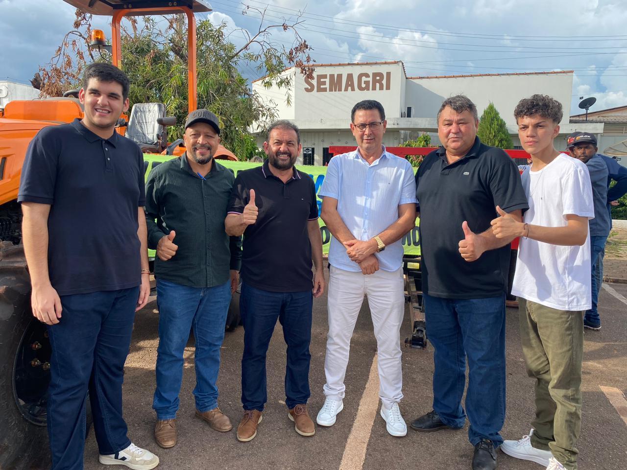  Rolim de Moura recebe trator e implementos agrícolas  para SEMAGRI