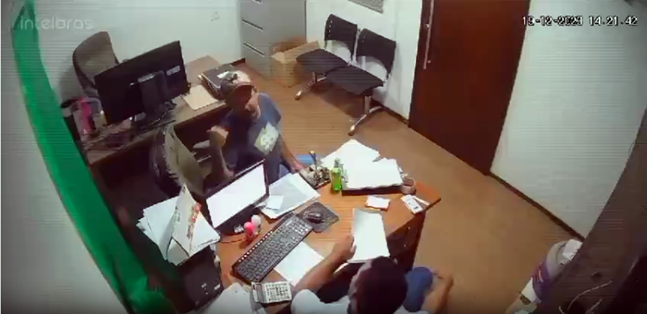 VÍDEO: homem surtado ameaça gerente de supermercado em Colorado do Oeste