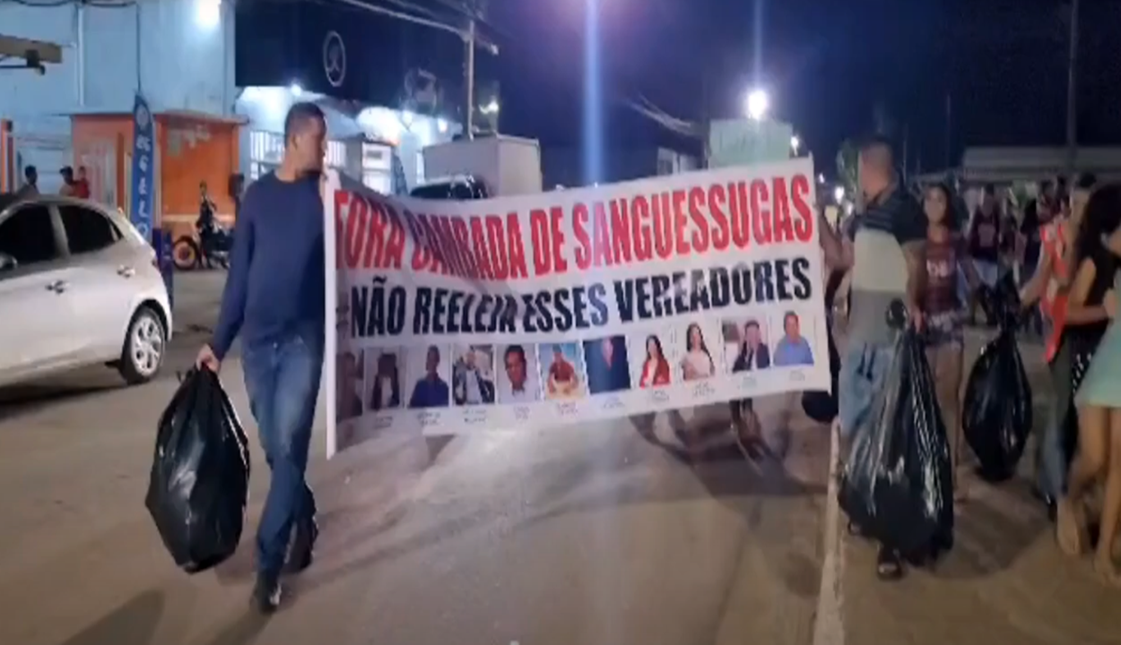 Vídeo: moradores de Candeias levam lixo para frente da Câmara de Vereadores