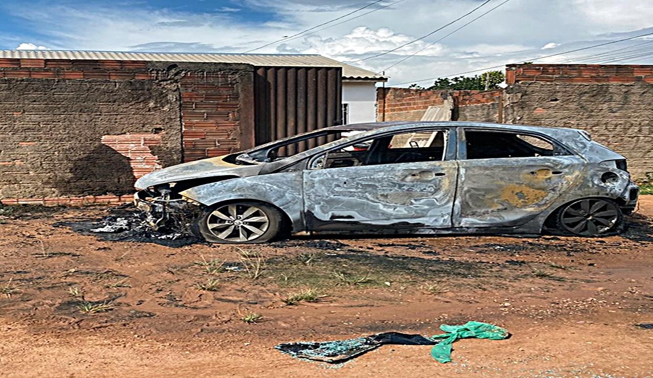 Vídeo: Mulher tem carro incendiado em Vilhena; veículo ficou totalmente destruído