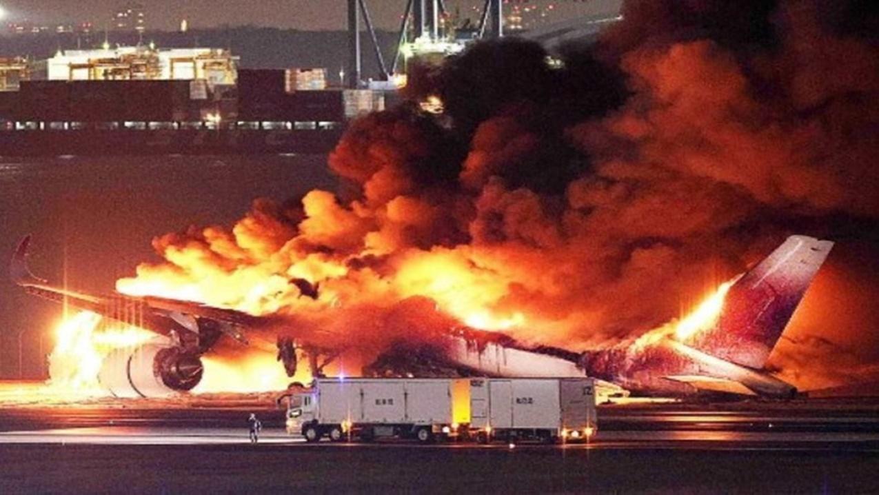 Vídeo: Avião pega fogo em aeroporto de Tóquio e 367 passageiros são evacuados