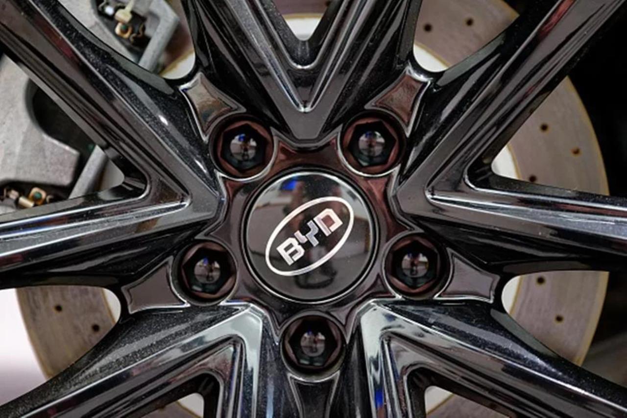 Chinesa BYD negocia compra da maior mineradora de lítio do Brasil