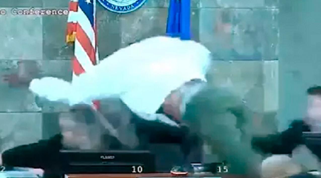 Juíza é atacada dentro de tribunal após negar liberdade condicional a réu; VÍDEO