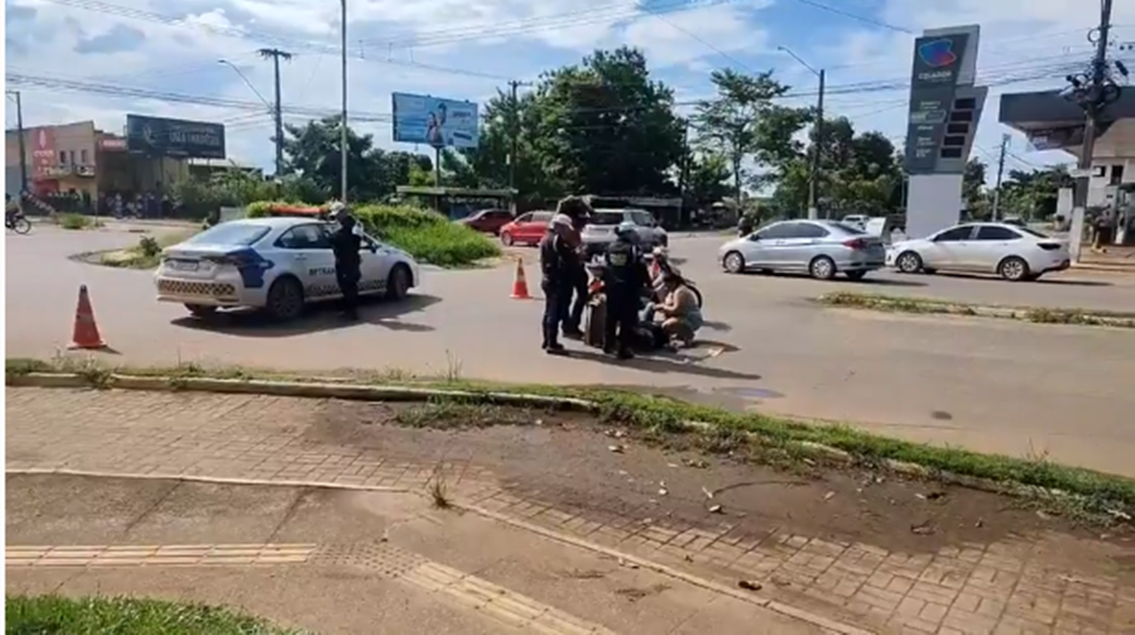 Porto Velho: Motorista de uma caminhonete invade preferencial e atinge uma motociclista