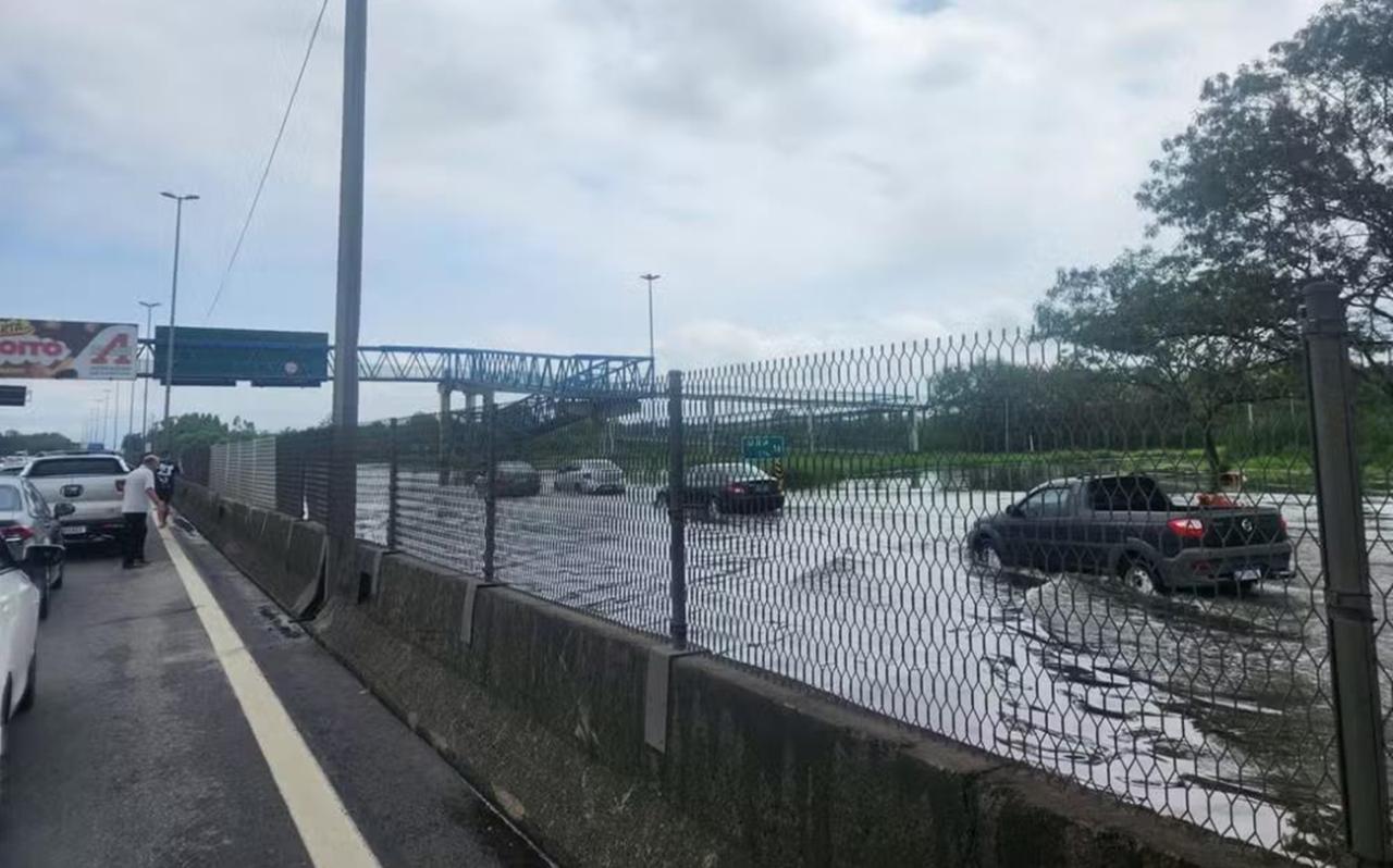 RIO DE JANEIRO - Onze pessoas morrem depois de forte temporal que alaga vias e afeta metrô e ônibus
