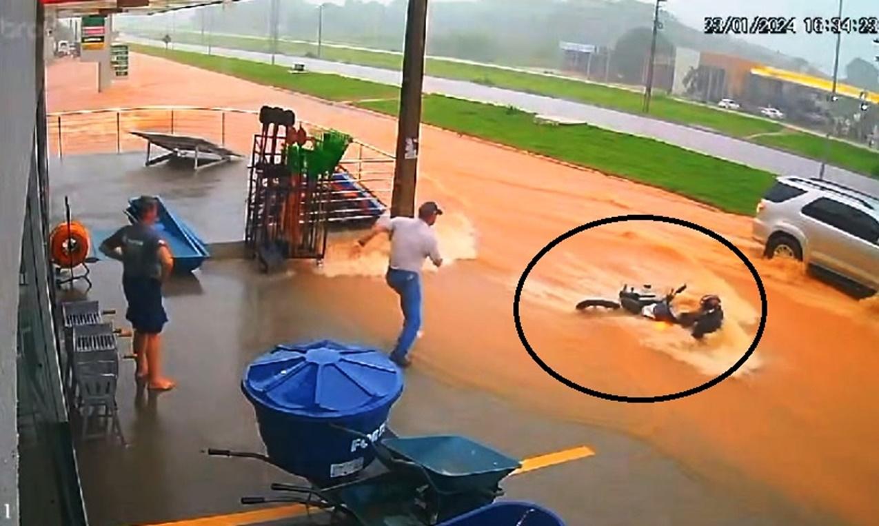 Vídeo: correnteza arrasta motociclista em São Miguel do Guaporé