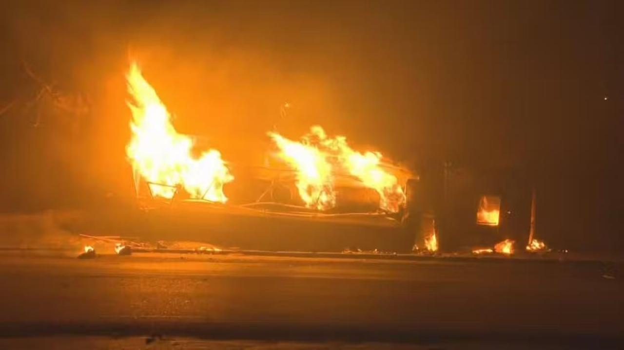 Caminhão carregado de combustível tomba, explode e moradores são queimados