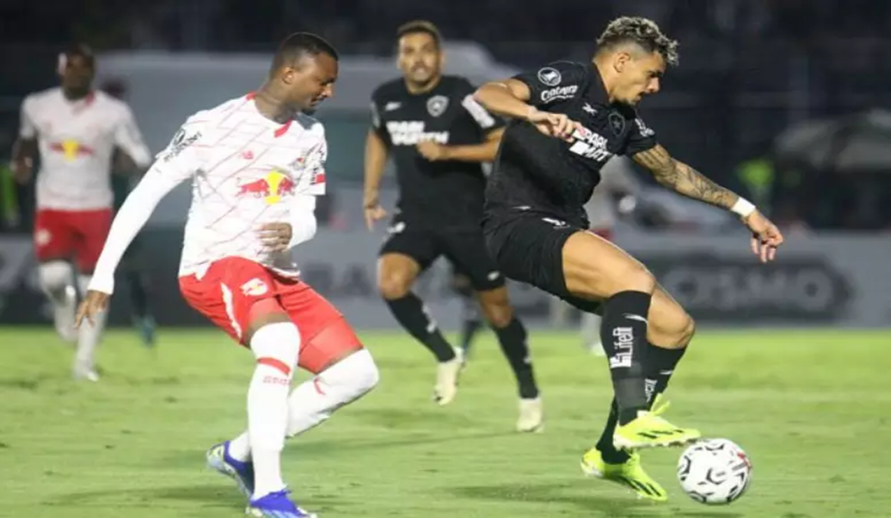 Com um a menos, Botafogo segura Bragantino e vai à fase de grupos da Libertadores