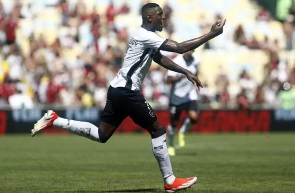 Botafogo vence o Flamengo e volta a ser líder do Brasileirão