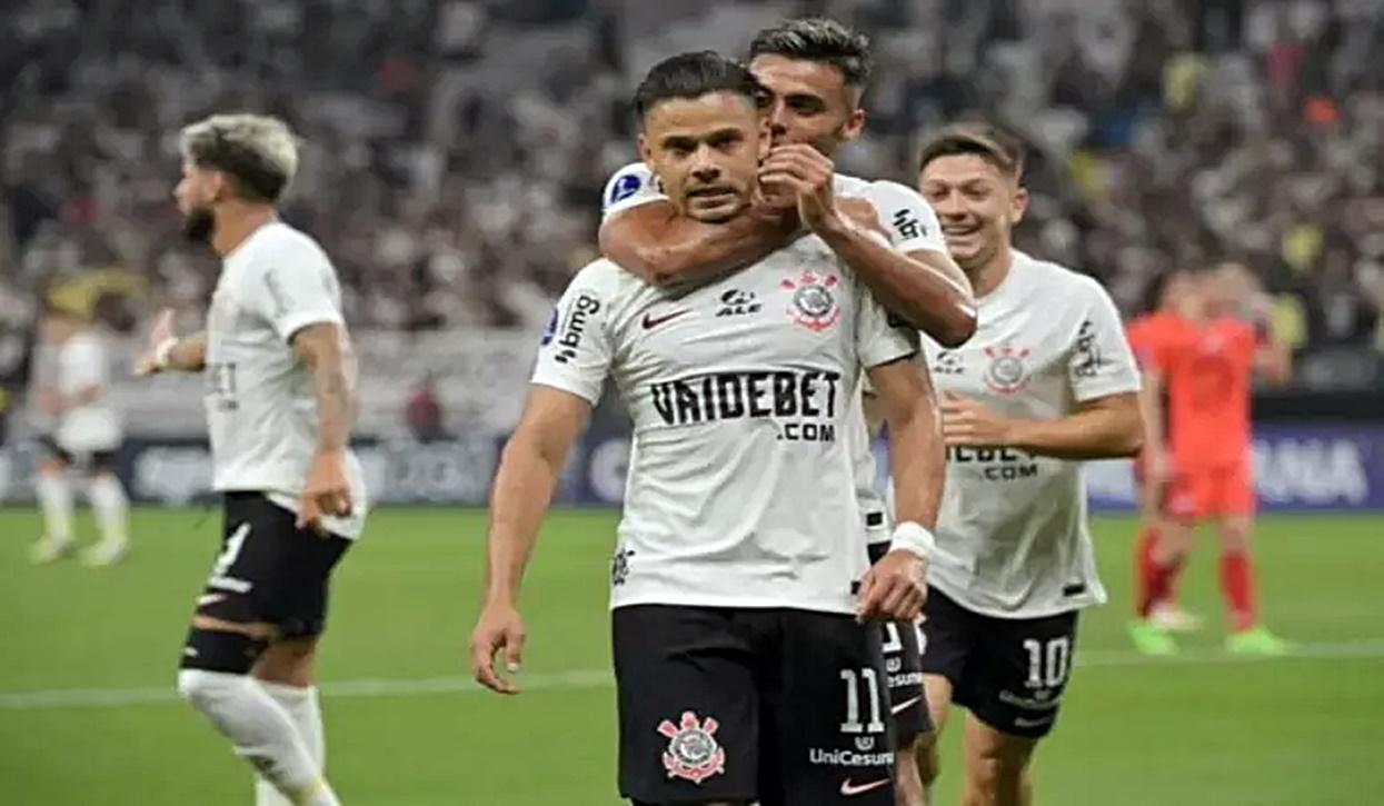 Corinthians goleia Nacional com show de Romero e vence a primeira na Sul-Americana