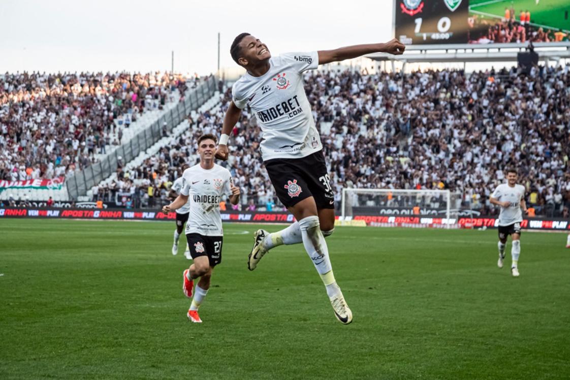 CORINTHIANS SAI DA ZONA DE REBAIXAMENTO APÓS VITÓRIA SOBRE O FLUMINENSE NO BRASILEIRO; VEJA TABELA