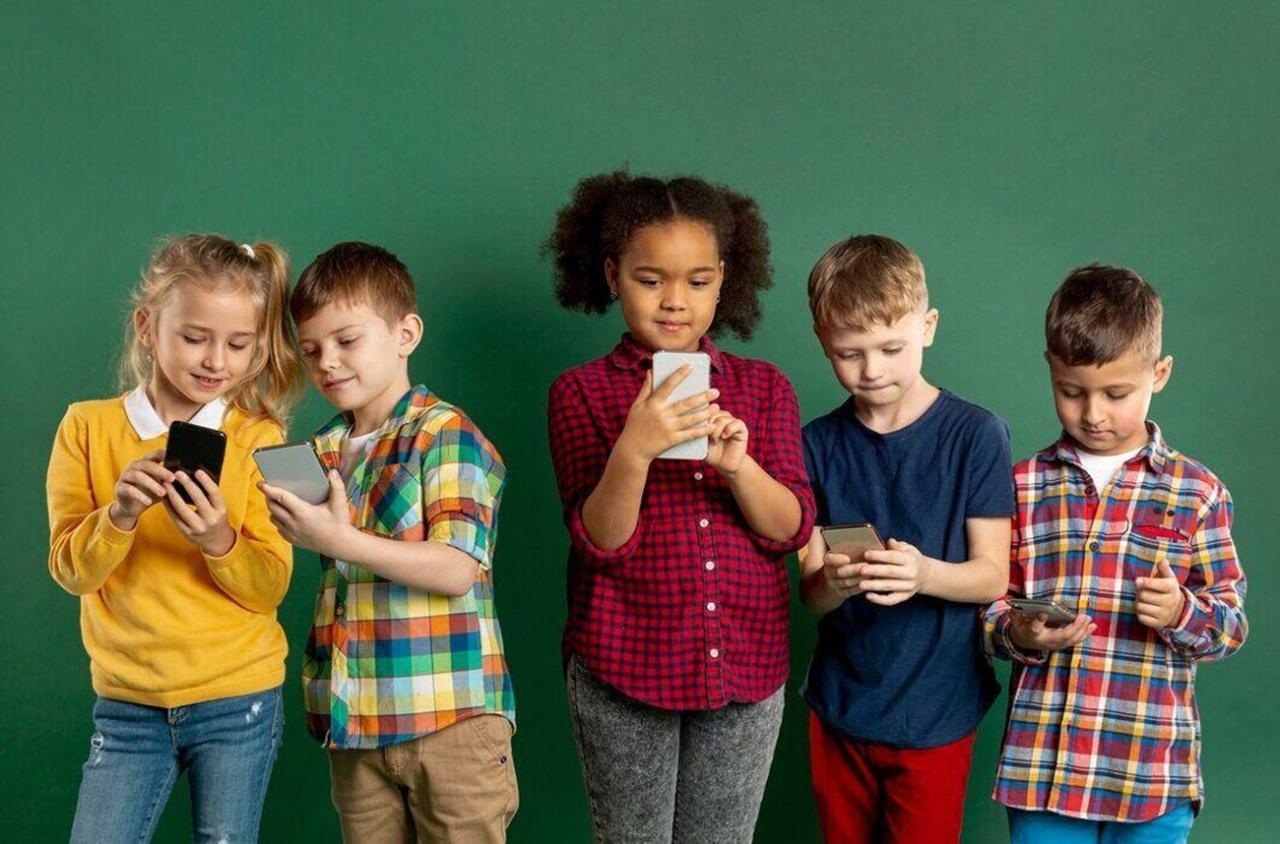 Redes sociais para menores de 14 anos: especialistas comentam os riscos