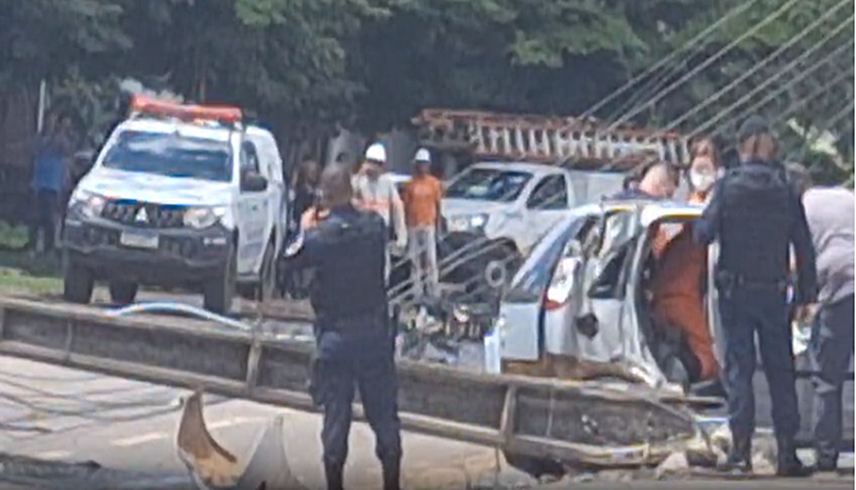 VÍDEO: veículo atinge e derruba poste no centro de Vilhena