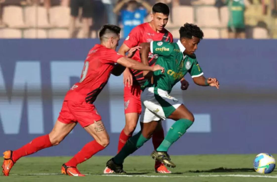 Athletico é letal no ataque, vence Palmeiras na Arena Barueri e assume liderança no Brasileirão
