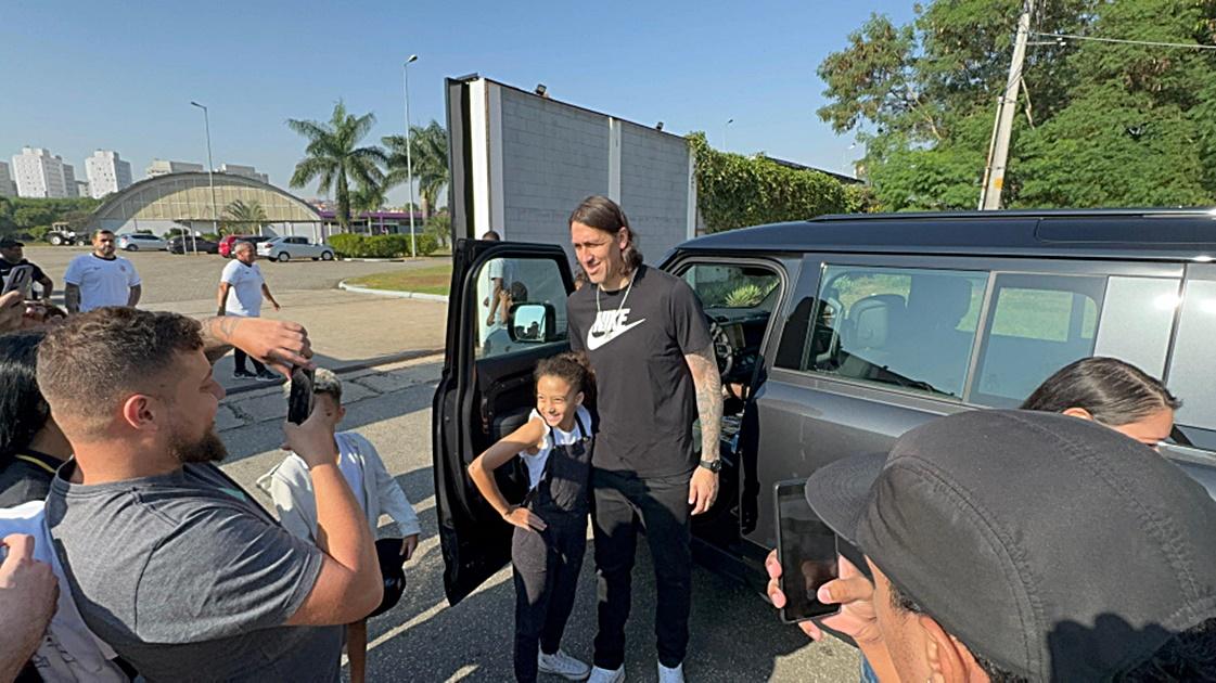 CÁSSIO CHEGA AO CT DO CORINTHIANS PARA DESPEDIDA E ATENDE TORCEDORES