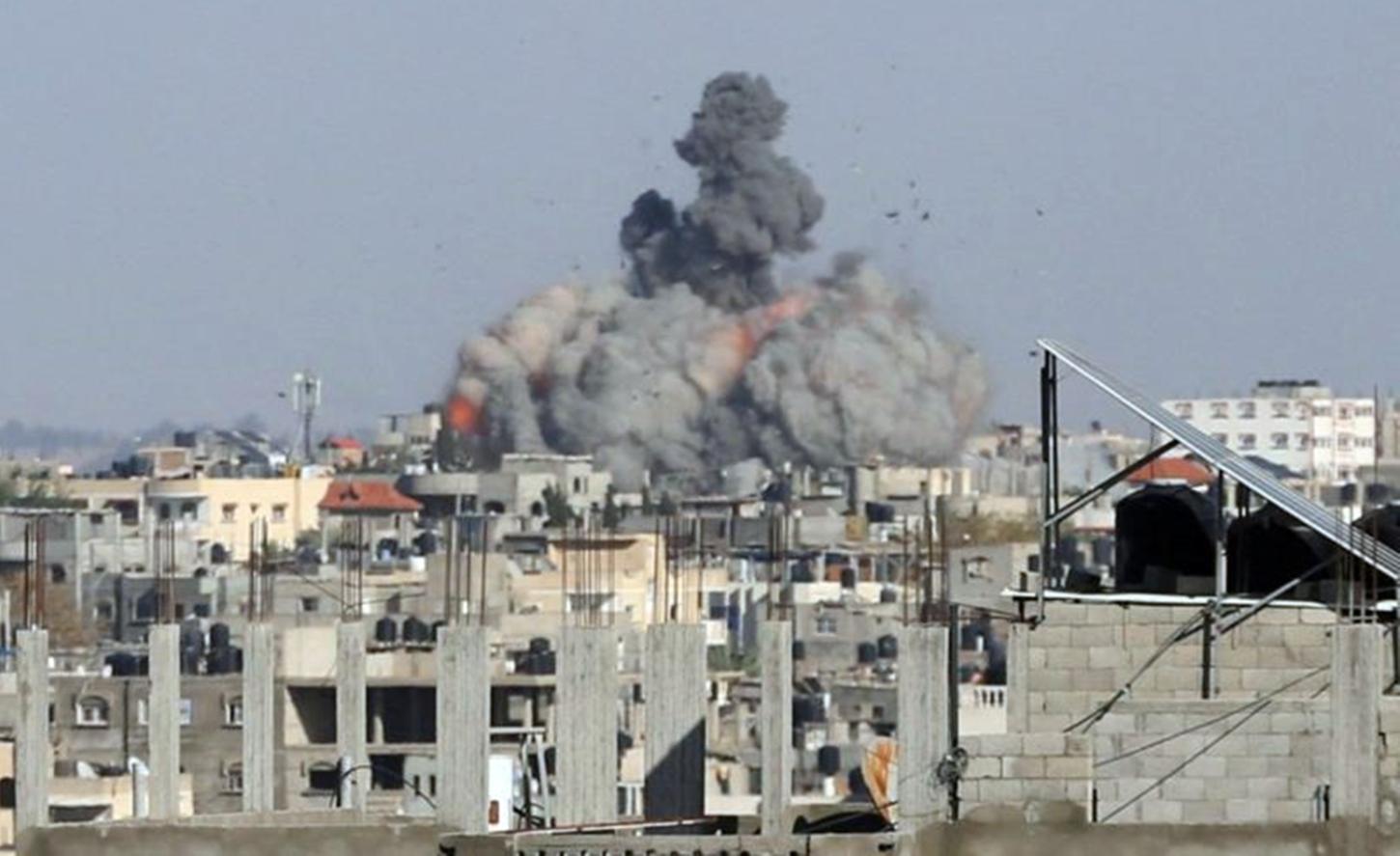 COVARDIA - Israel ataca Rafah após Hamas aceitar proposta de cessar-fogo