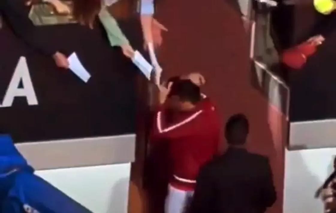Vídeo: Djokovic é atingido por garrafa na cabeça ao dar autógrafos em Roma