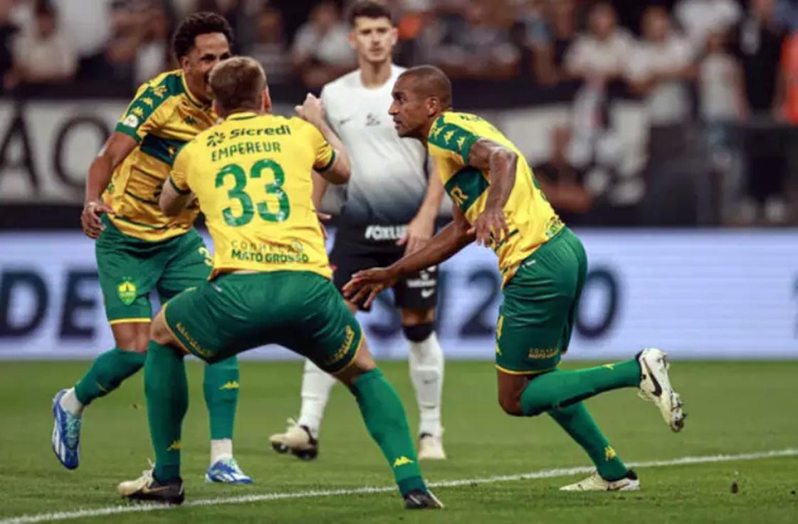 Donelli pega pênalti, e Corinthians arranca empate com Cuiabá