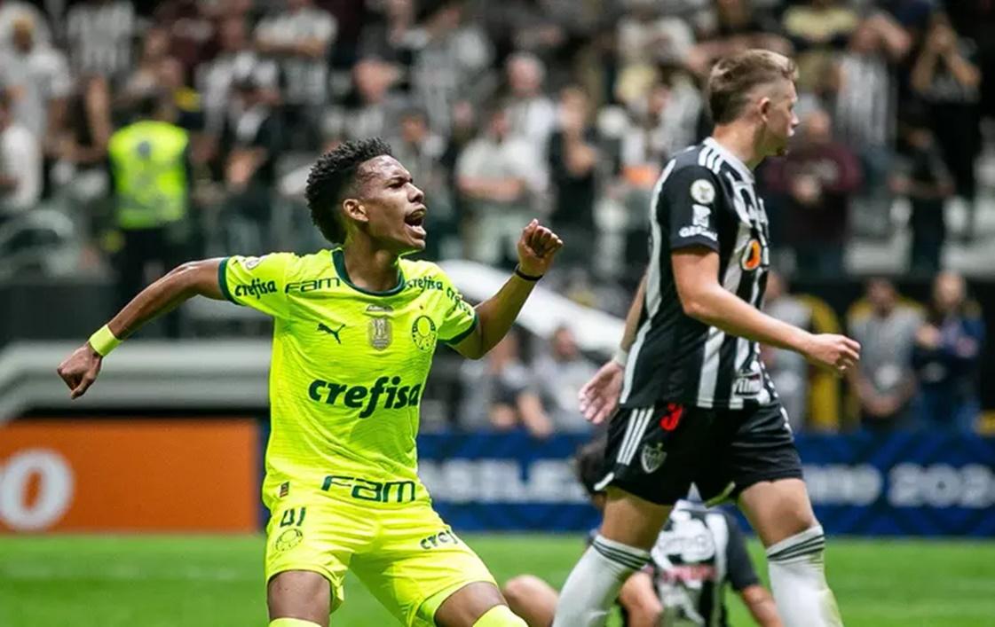 Sem Hulk expulso e discussões na torcida, Palmeiras goleia Atlético-MG após 'caso Dudu'