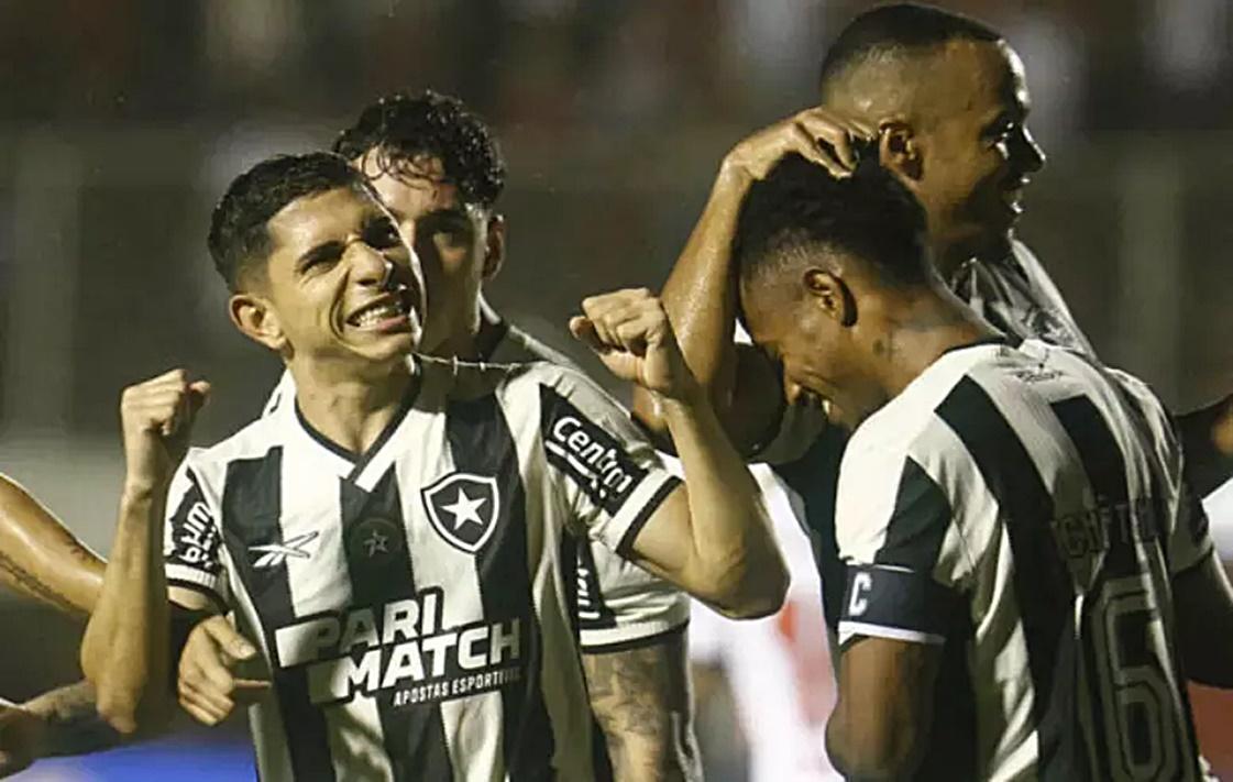 Botafogo supera o Vitória no Barradão e pula para o topo do Brasileirão