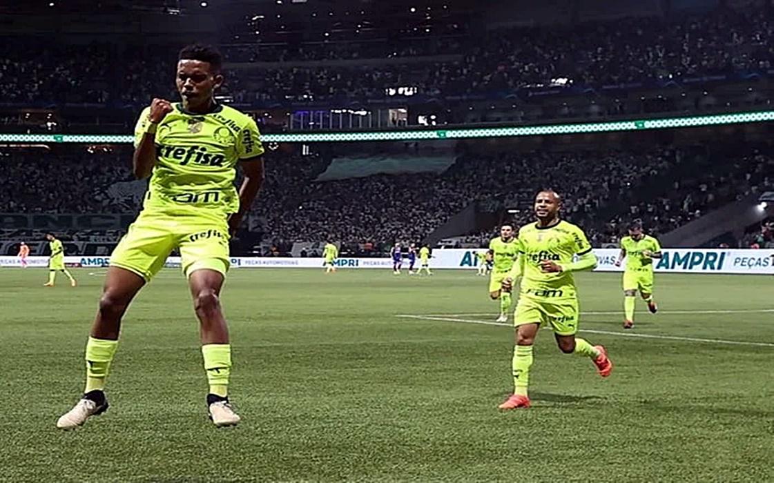 Palmeiras vence Bahia com golaço de Estêvão e cola no líder Flamengo