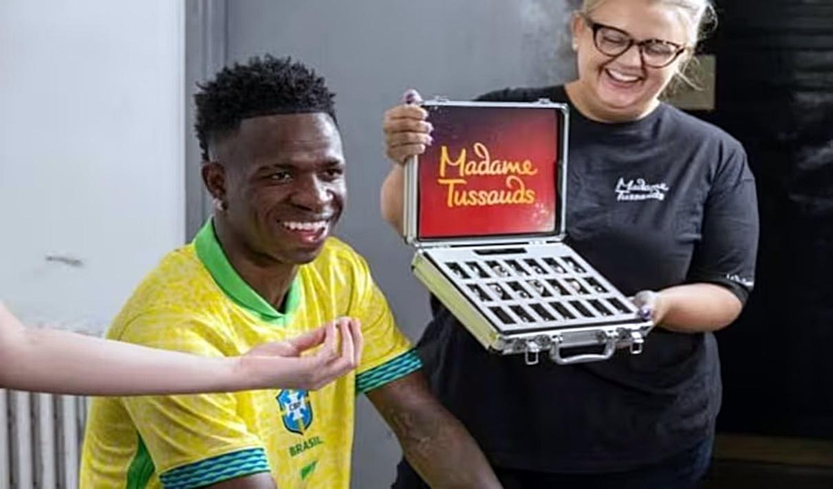  Vini Jr faz pegadinha com visitantes em museu de cera