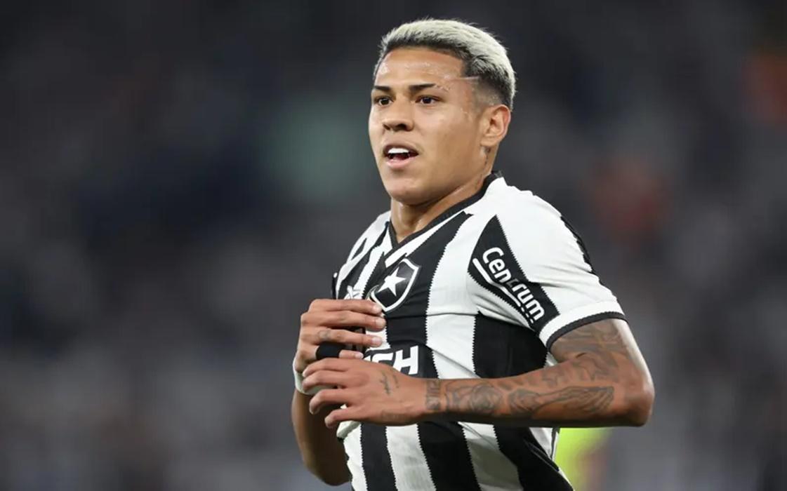 Botafogo goleia o Flamengo e reassume a liderança do Brasileirão