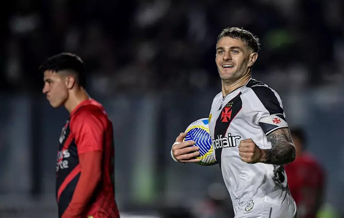 Vasco vence Athletico de virada e sobe para a oitava colocação