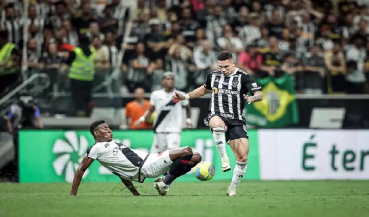 Com gol de Paulinho, Atlético vira sobre o Vasco e abre vantagem na Copa do Brasil