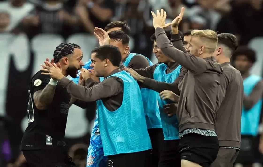 Em seu primeiro gol pelo Corinthians, Depay afirma: 'Significou tudo para mim'