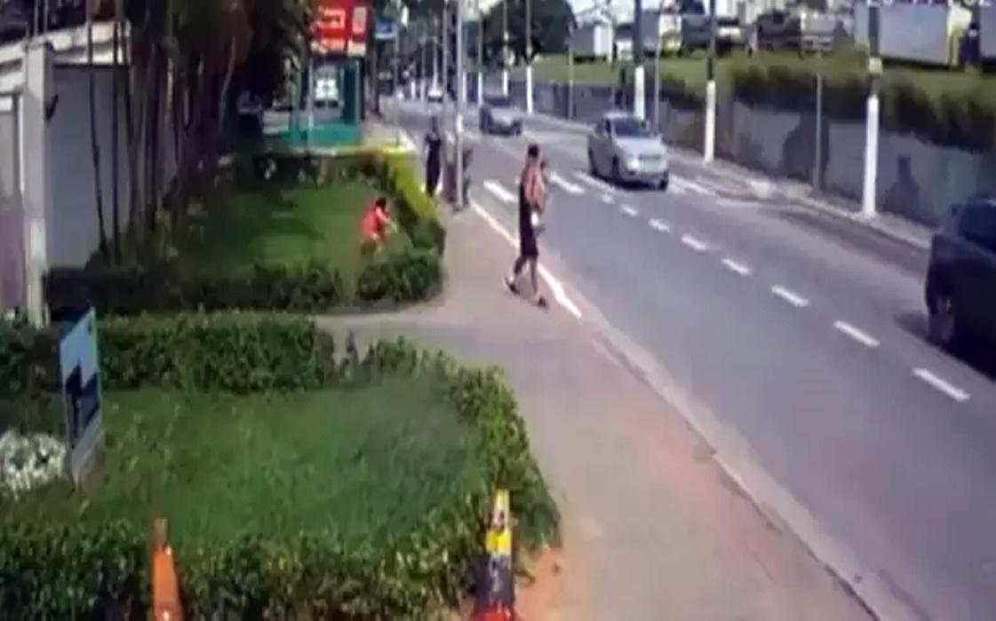 Homem tenta arrancar criança da mão de babá durante passeio; vídeo
