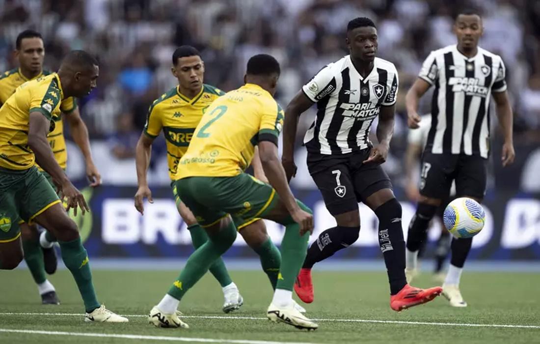 Luiz Henrique é denunciado pelo STJD por garrafa atirada e pode desfalcar o Botafogo