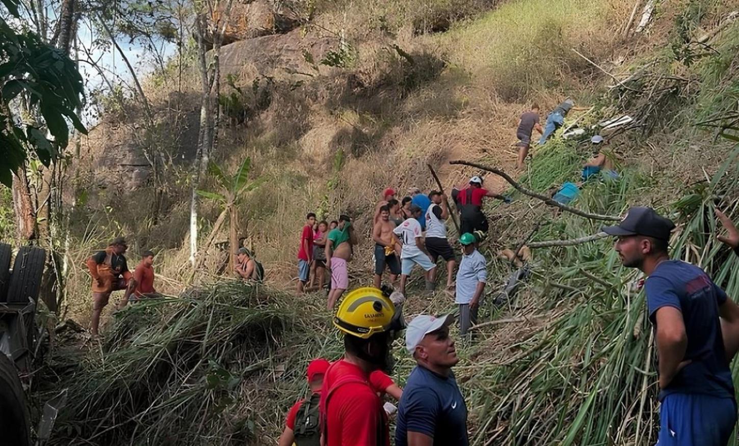 Ônibus cai em ribanceira e deixa 17 mortos na Serra da Barriga, Alagoas