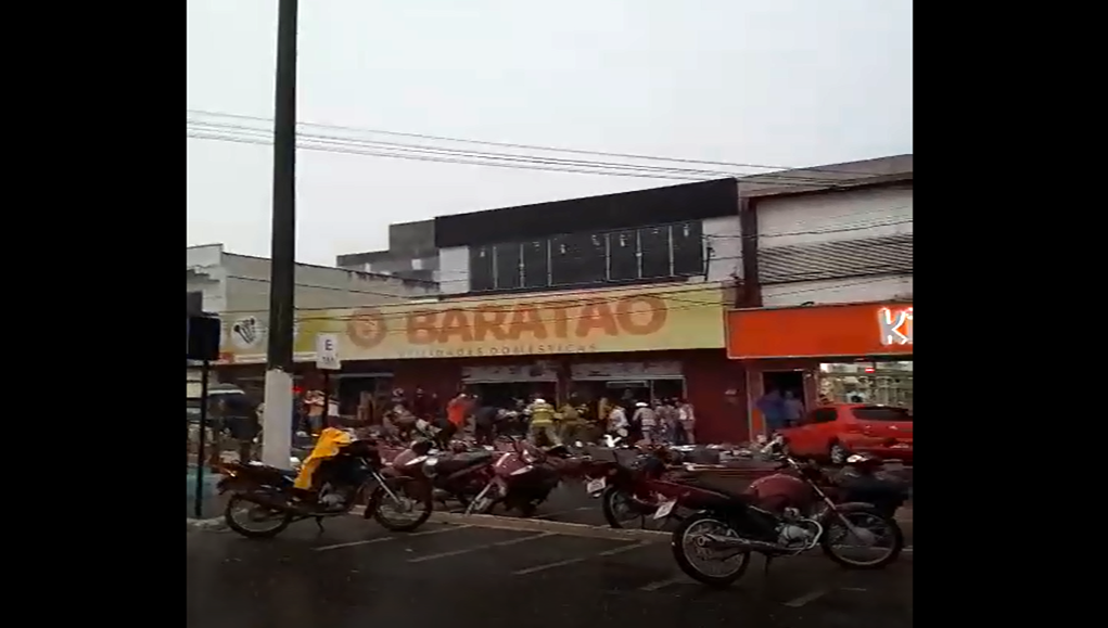 CACOAL URGENTE - Teto de loja desaba durante temporal e bombeiros procuram vitimas
