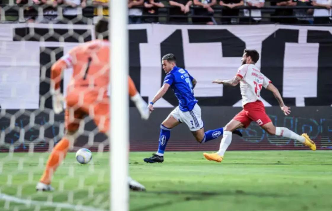 Cruzeiro busca empate contra o Red Bull Bragantino, que se afunda