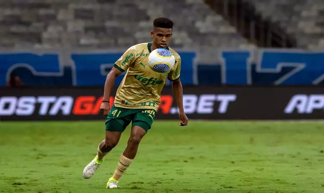 Estêvão leva Palmeiras à virada sobre o Cruzeiro e mantém sonho do tri vivo no Brasileirão