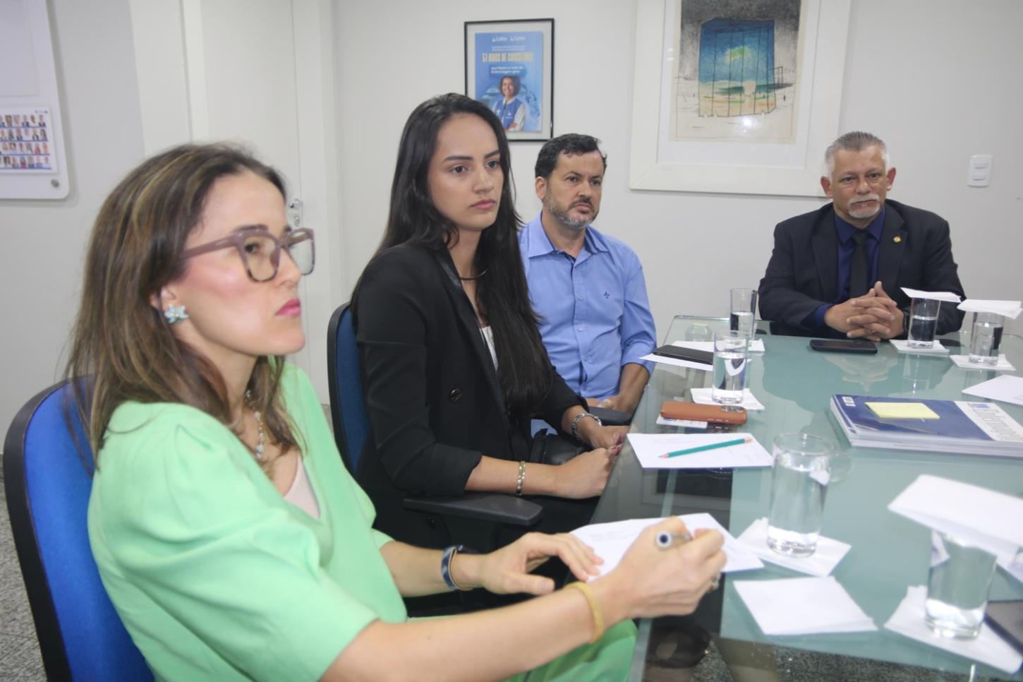 Cofen recebe visita de representantes do CFMV para discutir fiscalização e boas práticas