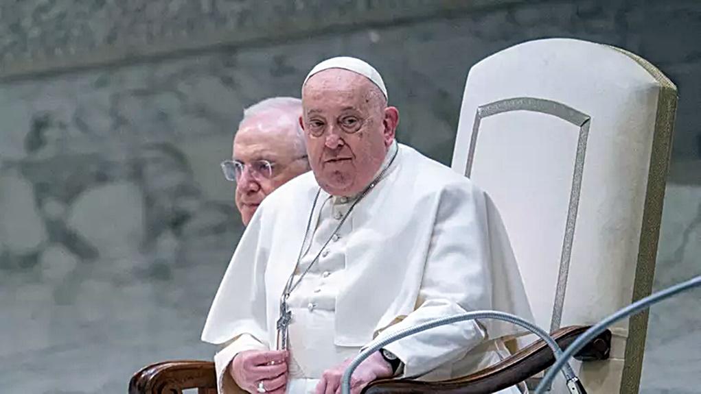Hospitalizado com pneumonia, papa está alerta e consegue comer, diz Vaticano