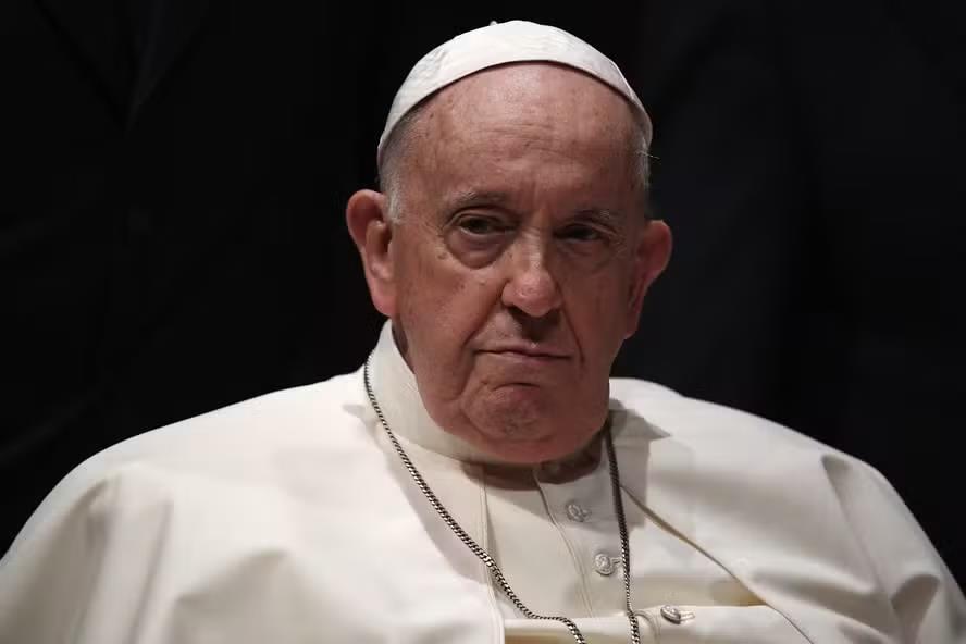 Médicos consideraram interromper tratamento do Papa Francisco durante internação e deixá-lo morrer