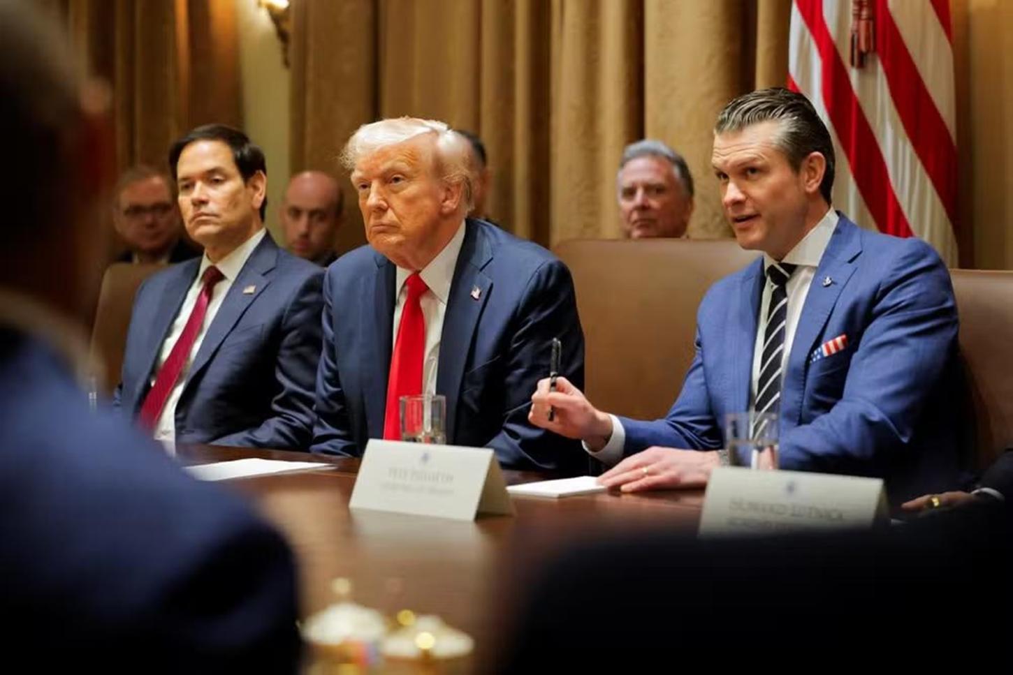 Repórter é incluído sem querer em grupo de mensagens do governo Trump e fica sabendo antes de planos de guerra