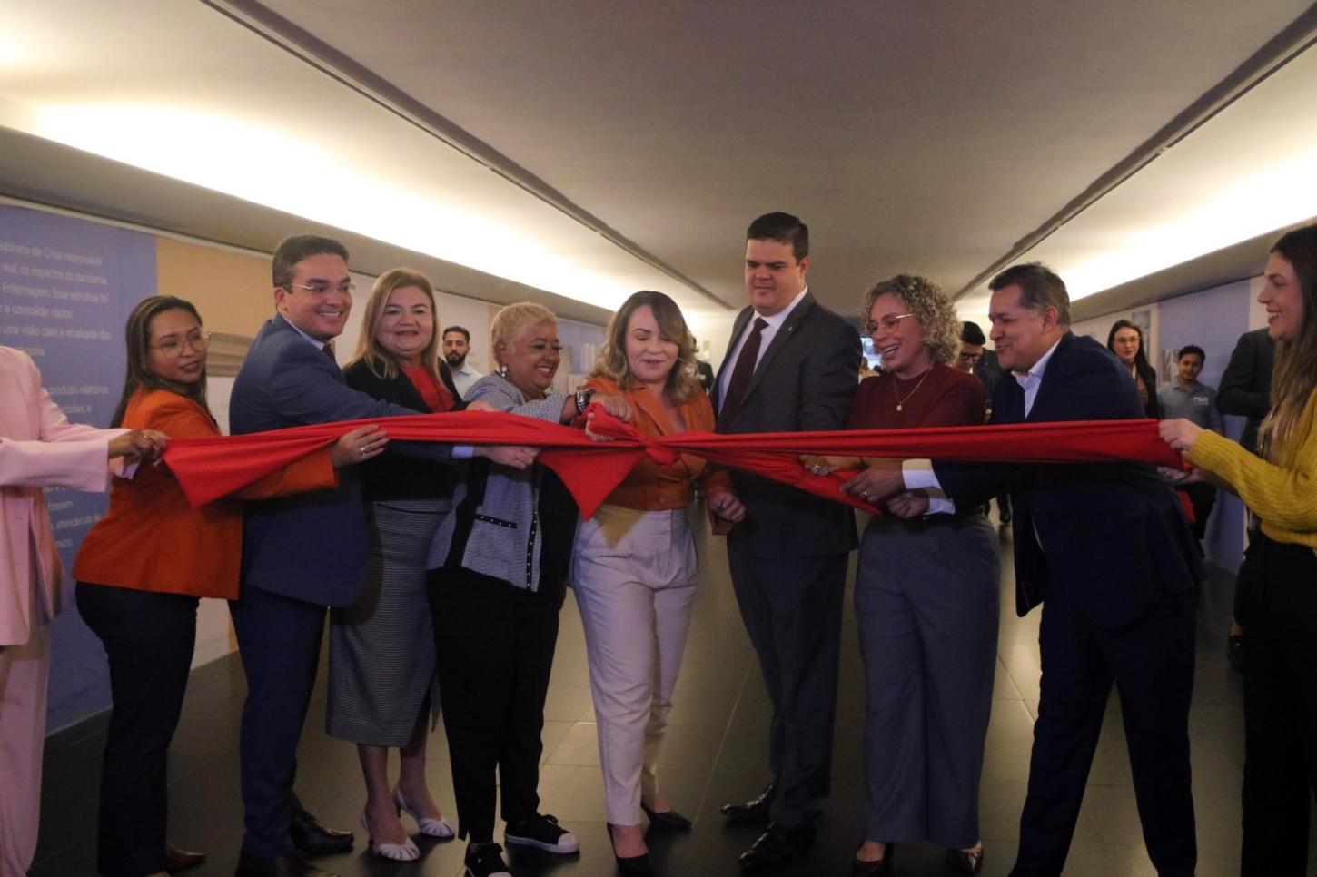 Cofen faz abertura oficial de exposição em homenagem à Enfermagem na Câmara dos Deputados