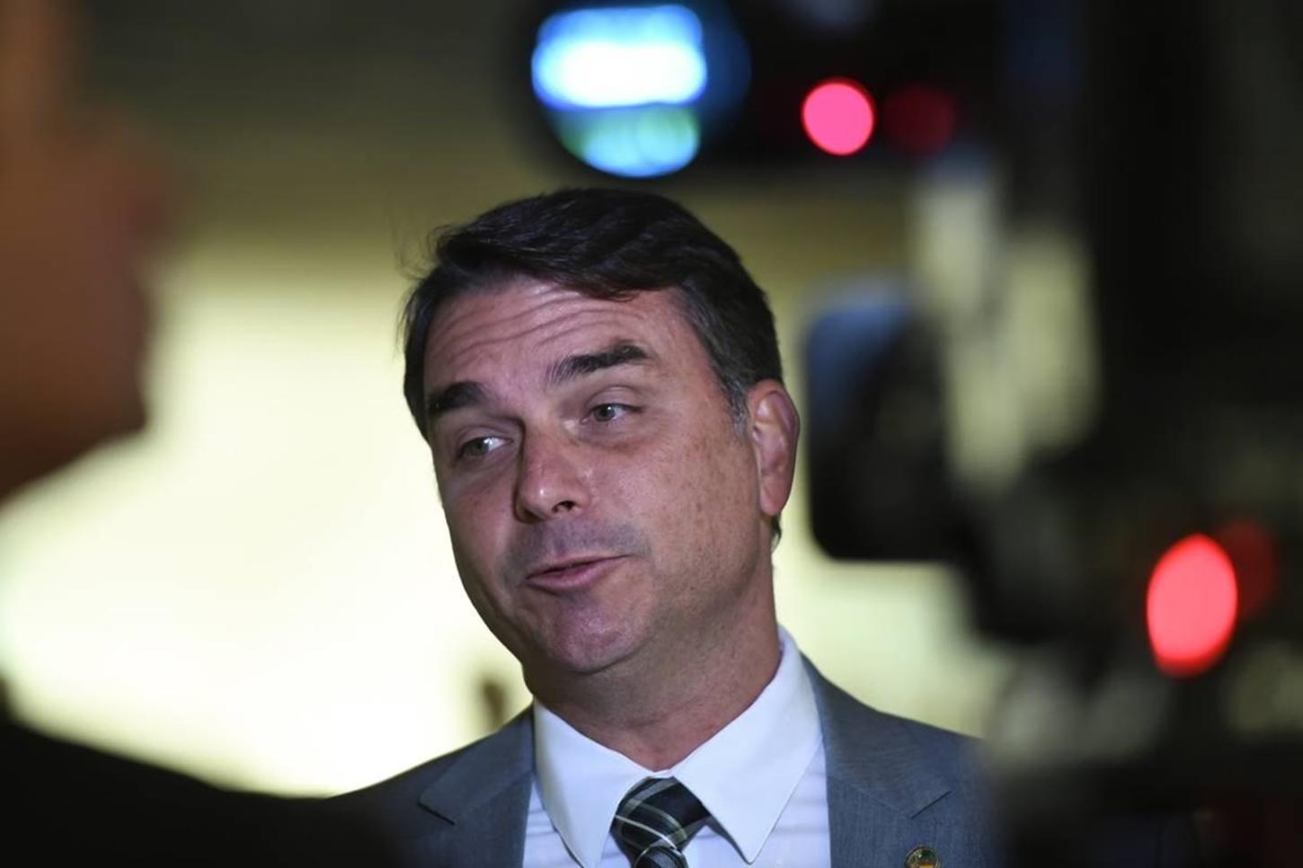 Flávio Bolsonaro reclama de cor vermelha na camisa da seleção